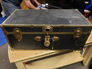 lot 2518 image: Storage Trunk