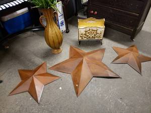 lot 2524 image: Magazine Rack, Metal Decor Vase, Metal Wall Stars