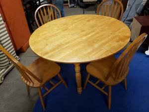 lot 2535 image: Blonde Solid Wood Double Drop Leaf Dining Table with 4 Chairs