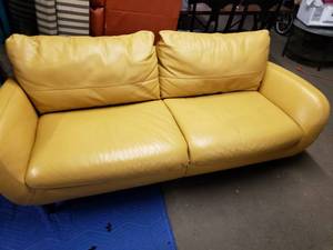 lot 2538 image: Nice Leather Couch