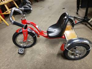 lot 2543 image: Schwinn Tricycle