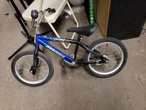 lot 2546 image: Magna Major Damage Kids Bicycle