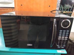 lot 2509 image: Sunbeam Countertop 900 Watt Microwave
