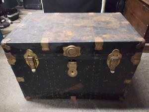 lot 2517 image: Storage Trunk