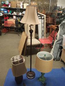 lot 2525 image: 2 Lamps and a Floor Lamp