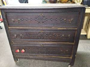 lot 2526 image: Vintage 3 Drawer Dresser