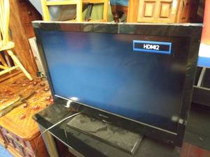 lot 2536 image: Emerson 32 Flat Screen TV