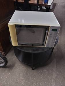 lot 2547 image: Emerson Countertop Microwave