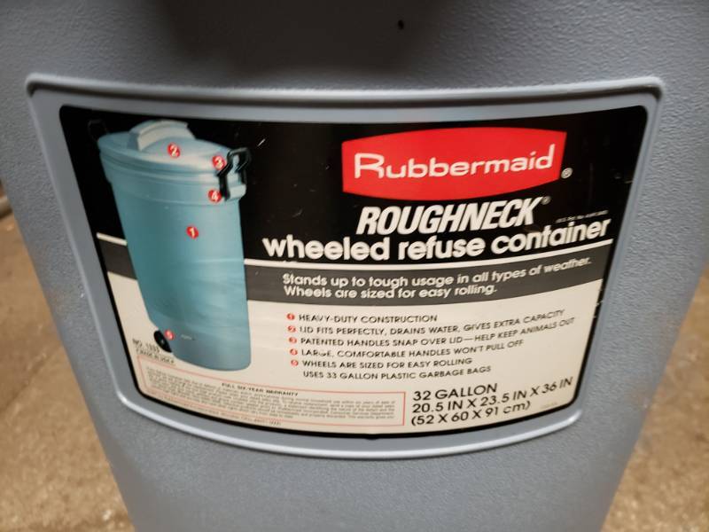 Rubbermaid Roughneck 32-gallon garbage can with