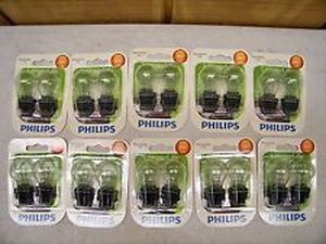 lot 390 image: 20 Philips Car Lamps 3057