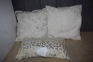 lot 121 image: 3 Throw Pillows