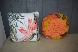 lot 122 image: 2 Throw Pillows