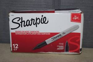lot 340 image: 12 Sharpie Fine Tip Markers Black