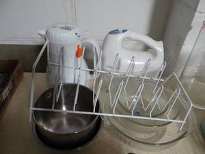 lot 5837 image: Hamilton Beach Mixer and Mixing Bowls