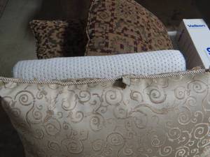 lot 5849 image: Lot of 4 Pillows