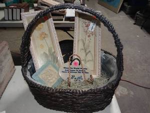 lot 5866 image: Basket w Asst Decor