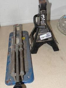 lot 5871 image: 3 Ton Jack and Tile Cutter