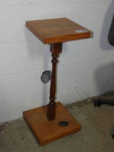 lot 5880 image: Wooden Stand