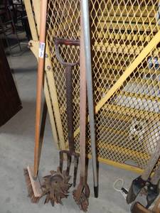 lot 5895 image: Asst. of Long Handled Tools