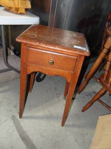 lot 5906 image: Small Table w Drawer and Contents