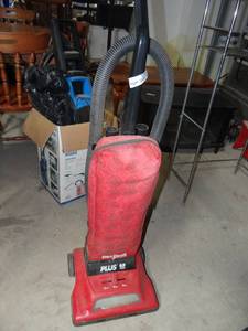 lot 5908 image: Dirt Devil Upright Vacuum