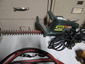 lot 5922 image: Black and Decker Electric Trimmer