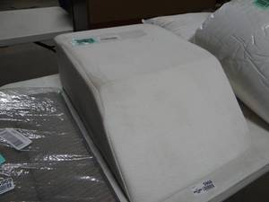 lot 5968 image: 2 Pillows 1 is Wedge