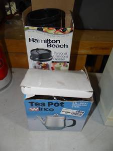 lot 5989 image: Hamilton Beech Personal Blender and Tea Pot