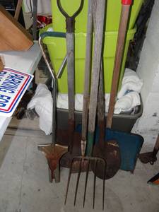 lot 5997 image: Asst. of Long Handled Tools