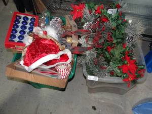 lot 6007 image: Large lot of Christmas decor