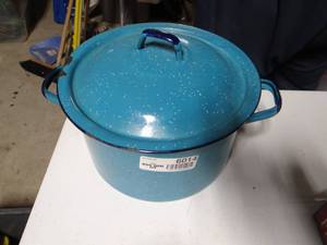 lot 6014 image: Enamelware Pot w Lid
