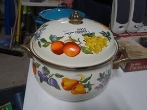 lot 6015 image: Enamelware Pot w Lid