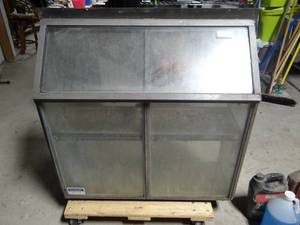 lot 6022 image: Plant Window w Crank