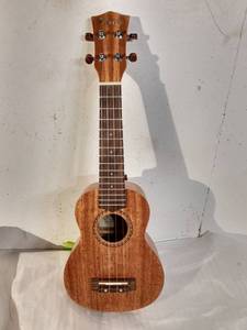 lot 7039 image: Ukulele