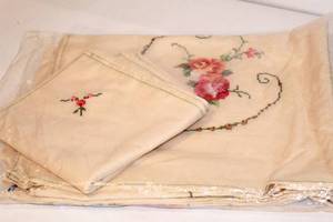 lot 2037 image: Beautiful Vintage Embroidered Tablecloth and Napkins