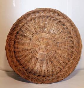 lot 2115 image: EXTRA Large Round BasketWoven Tray 33 Wide