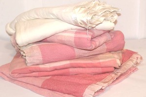 lot 2064 image: Lot of Vintage Blankets