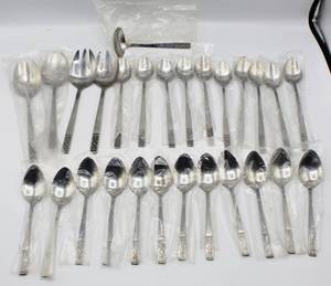 lot 2119 image: 27 PC Customcraft Stainless Flatware  Pattern  CUS3