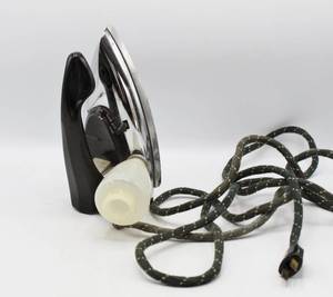 lot 2198 image: Vintage General Electric GE Steam Iron Cloth Cord