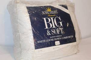 lot 2066 image: New Royal Velvet Goose Down Comforter  FullQueen Size