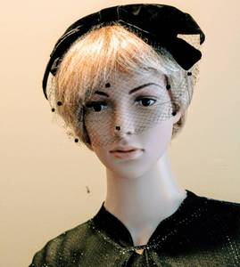 lot 2249 image: Ladies Vintage Birdcage Headpiece Hat Black Velvet