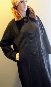 lot 2250 image: Womens Vintage ILGWU International Ladies Garment Workers Union Long Black Wool Coat with Fur Trim Collar