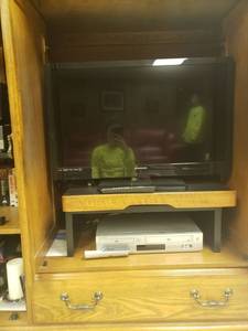 lot 5262 image: Maganox 32 inch Televison with DVDVHS Player