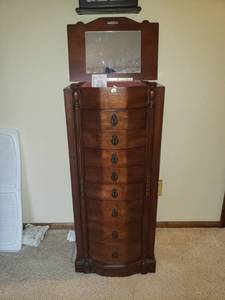 lot 5293 image: Worthington Stand Up Jewelry Box