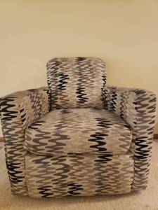 lot 5298 image: Swivel Lounge Chair