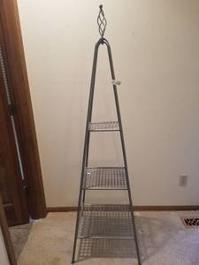 lot 5340 image: 3 Tier Metal Home Decor Shelf