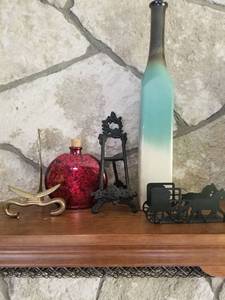 lot 5364 image: Lot of Home Decor With 2 Photo Stands