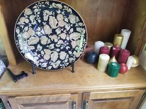 lot 5367 image: Black Decorative Plate with Floral Pattern and Stand and Candles
