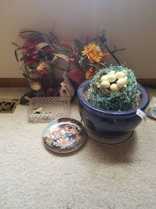 lot 5371 image: Lot of Floral Decor with Decorative Plate