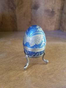 lot 5374 image: Decorative Brass Blue Egg with Butterflies